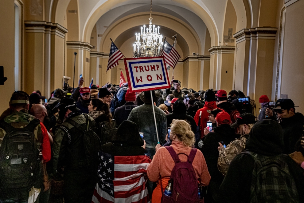 Simpatizantes de Donald Trump asaltando el Capitolio de EEUU en Washington DC.