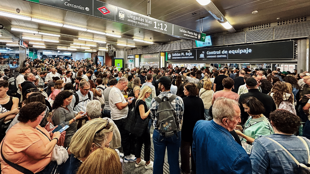 Cientos de personas esperan la noche del sábado en la estación de Atocha, afectada por el descarrilamiento de un tren en el túnel con Chamartín.