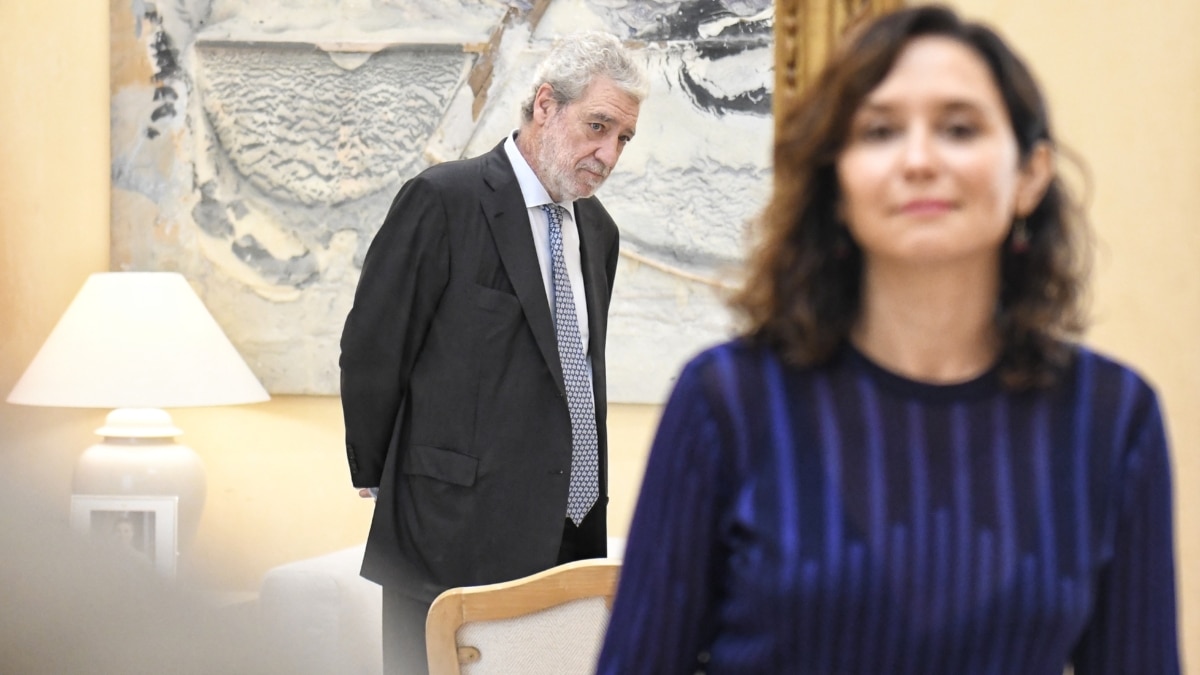 La presidenta de la Comunidad de Madrid, Isabel Díaz Ayuso, y su director de gabinete, Miguel Ángel Rodríguez