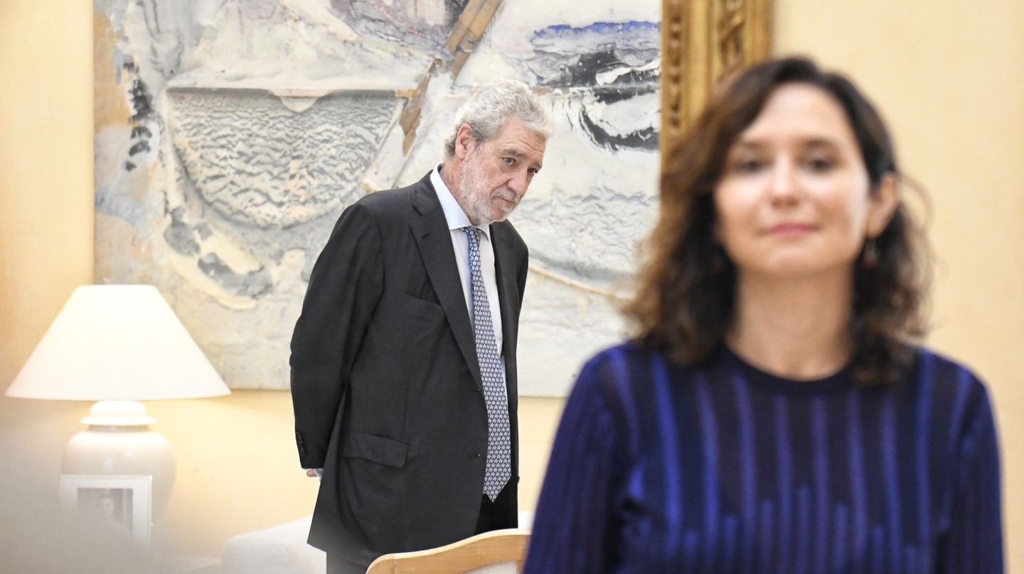 La presidenta de la Comunidad de Madrid, Isabel Díaz Ayuso, y su director de gabinete, Miguel Ángel Rodríguez