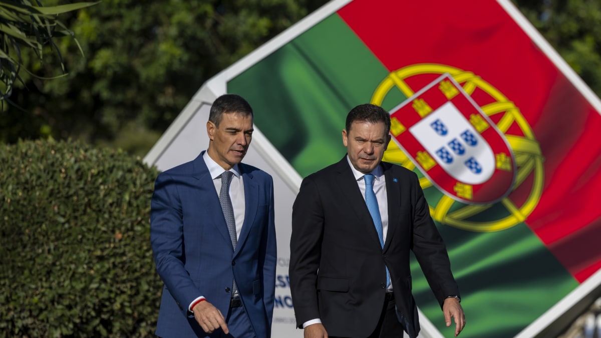 FOTODELDÍA FARO, 23/10/2024.- El primer ministro de Portugal, Luís Montenegro (d), da la bienvenida al presidente del Gobierno español, Pedro Sánchez, a su llegada a la XXXV Cumbre Hispano-Lusa este miércoles en Faro (Portugal). EFE/ Jose Sena Goulao