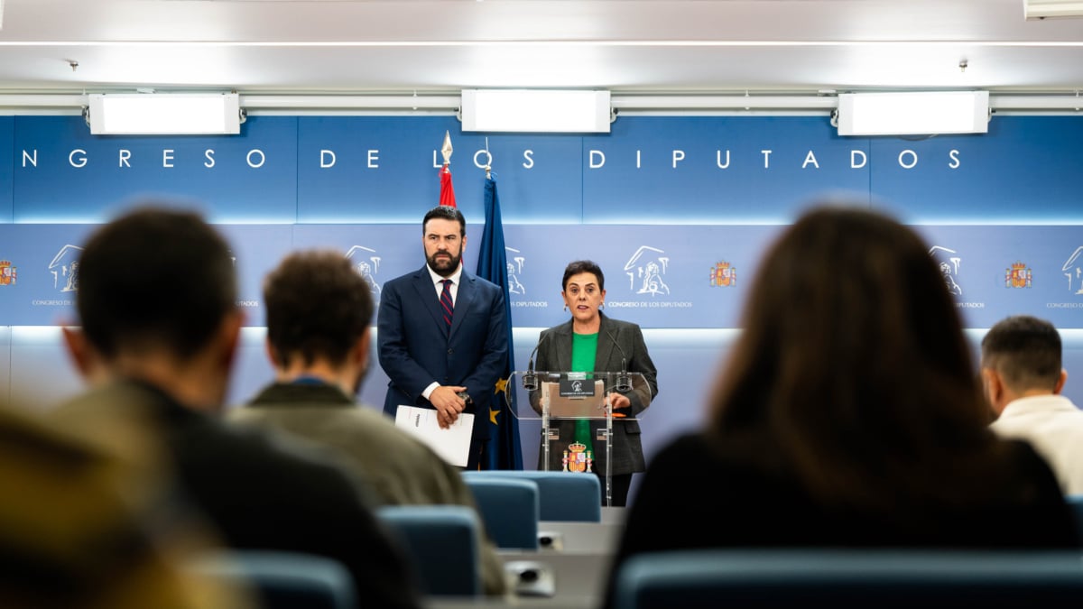 La portavoz parlamentaria de EH Bildu, Mertxe Aizpurua, y el diputado Jon Iñarritu, durante el anuncio del acuerdo con el Gobierno, en el Congreso