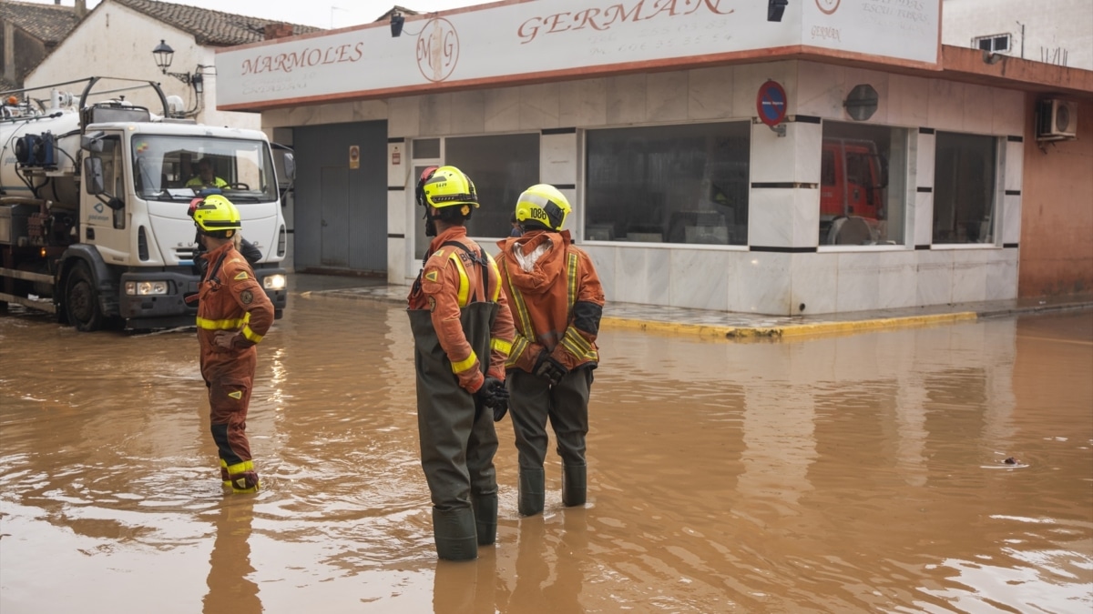 Agentes del equipo de Bomberos trabaja en las zonas afectadas por la DANA, este martes en Llombai (Valencia)