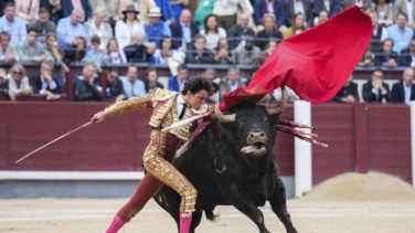 Roca Rey sufre una cogida en su primer toro en la Feria de Otoño de Las Ventas