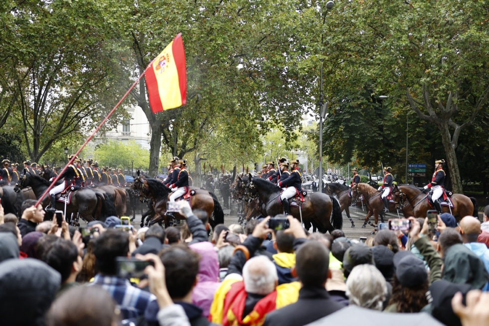 Tradicional desfile del Día de la Fiesta Nacional por el Paseo del Prado de Madrid este sábado.