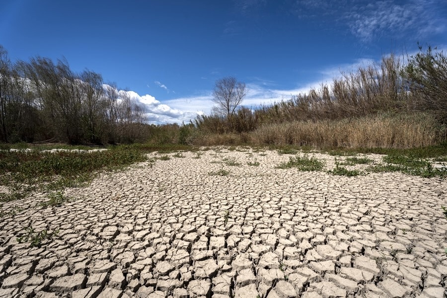 El río Muga a su paso por Peralada (Girona), presentaba este aspecto debido a la sequía y la falta de lluvias en Cataluña desde finales del 2021