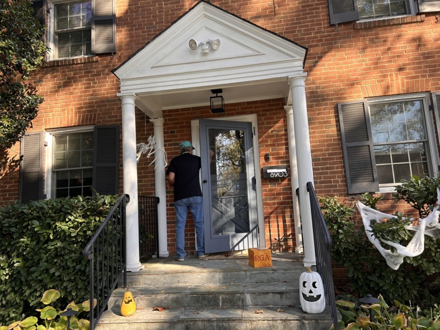 Strouse toca a una puerta del barrio de Alta Vista Terrace, en Bethesda.