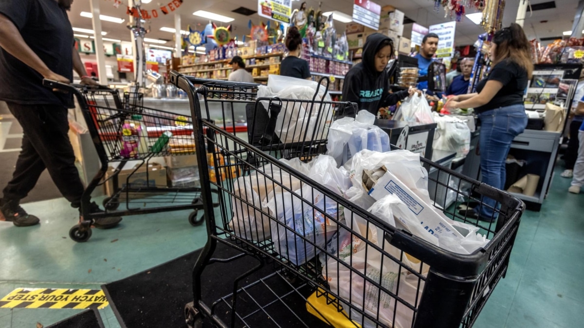 Ciudadanos compran en un supermercado mientras se preparan para el huracán Milton en Bradenton, Florida.