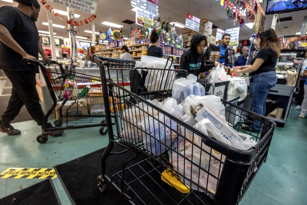 Ciudadanos compran en un supermercado mientras se preparan para el huracán Milton en Bradenton, Florida.