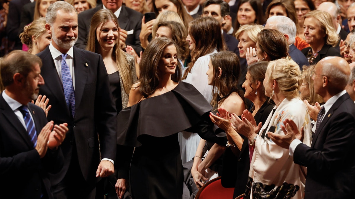 La reina Letizia saluda a su madre, Paloma Rocasolano, entre el público del Teatro Campoamor durante los premios Princesa de Asturias.