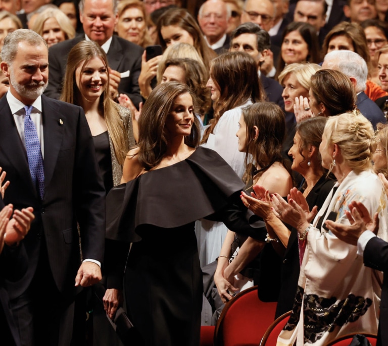 La reina Letizia eclipsa los premios Princesa de Asturias con su vestido de volantes