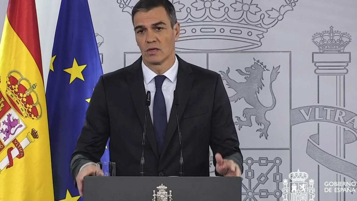 MADRID, 30/10/2024.-Captura video de la declaración institucional del presidente del Gobierno, Pedro Sánchez, en el Palacio de la Moncloa, en la que ha manifestado este miércoles su solidaridad y afecto a todas las víctimas del temporal que ha asolado parte de la Comunitat Valenciana y de Castilla-La Mancha y les ha garantizado toda la ayuda necesaria: "No os vamos a dejar solos". En una declaración institucional en la Moncloa tras regresar de un viaje oficial a la India, Sánchez ha dejado claro que la "prioridad absoluta" es ayudar a los afectados y ha pedido a quienes viven el la zonas inundadas que extremen las precauciones y no pongan en peligro su vida. EFE/Moncloa***SOLO USO EDITORIAL/SOLO DISPONIBLE PARA ILUSTRAR LA NOTICIA QUE ACOMPAÑA (CRÉDITO OBLIGATORIO)***