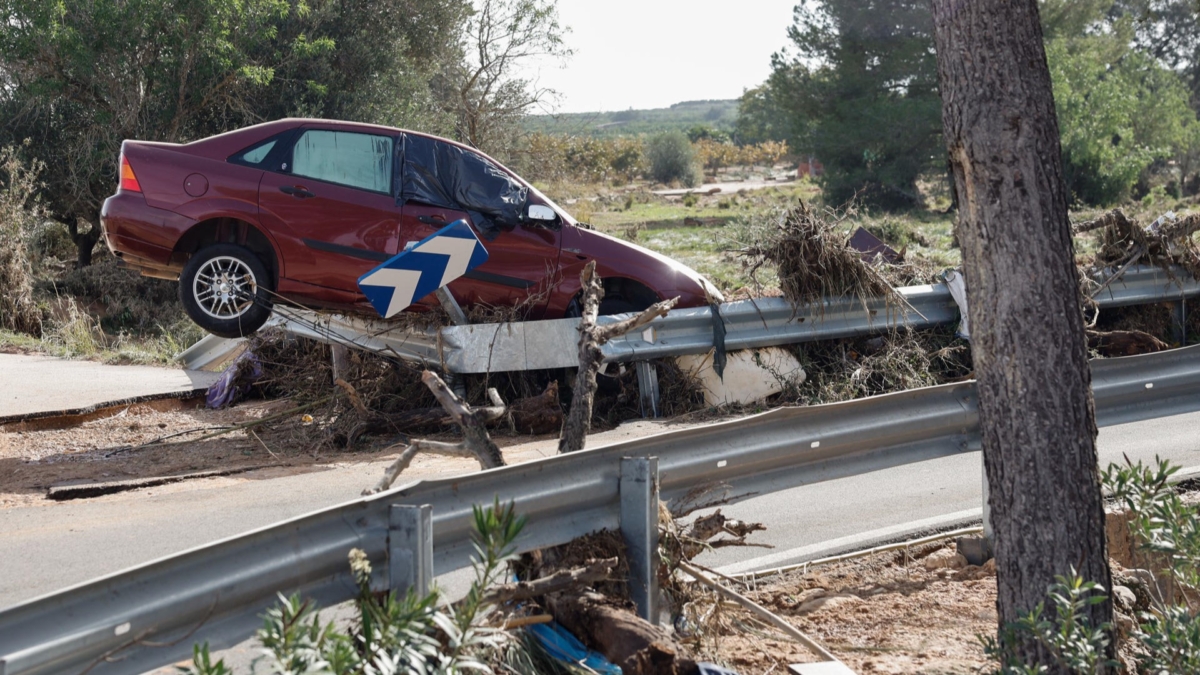 El temor de la alcaldesa de Chiva: "Hay cientos de coches volcados con personas dentro"