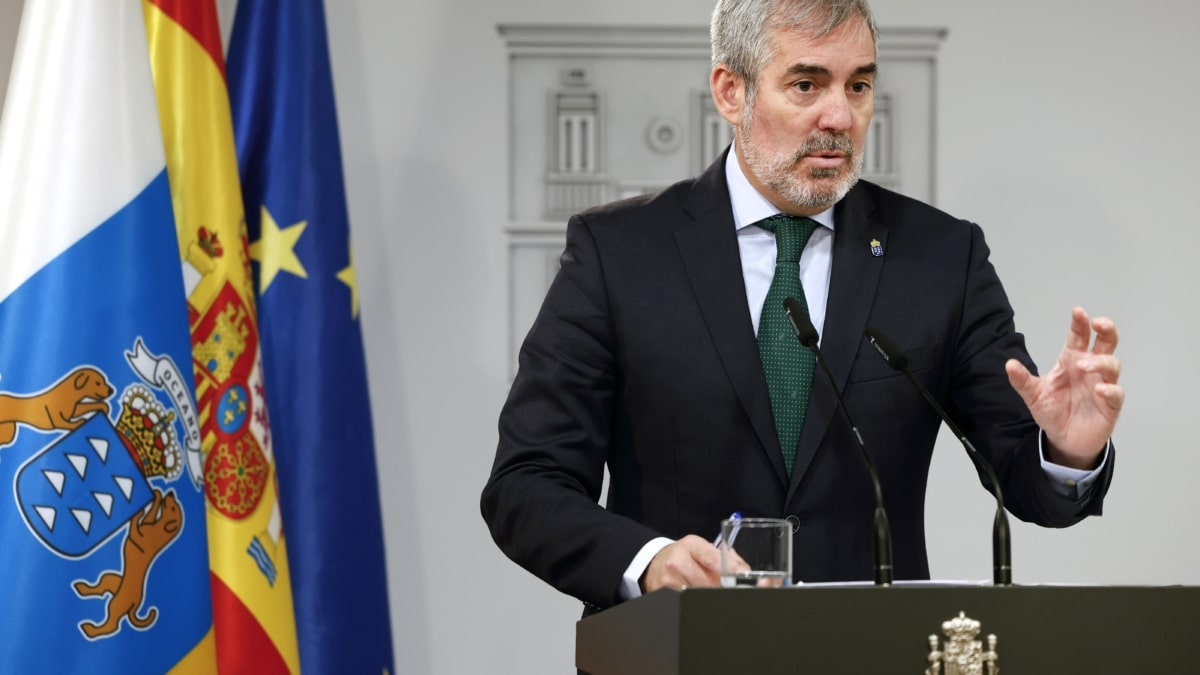 El presidente de Canarias, Fernando Clavijo, da una rueda de prensa tras la reunión mantenida con el presidente del Gobierno, Pedro Sánchez