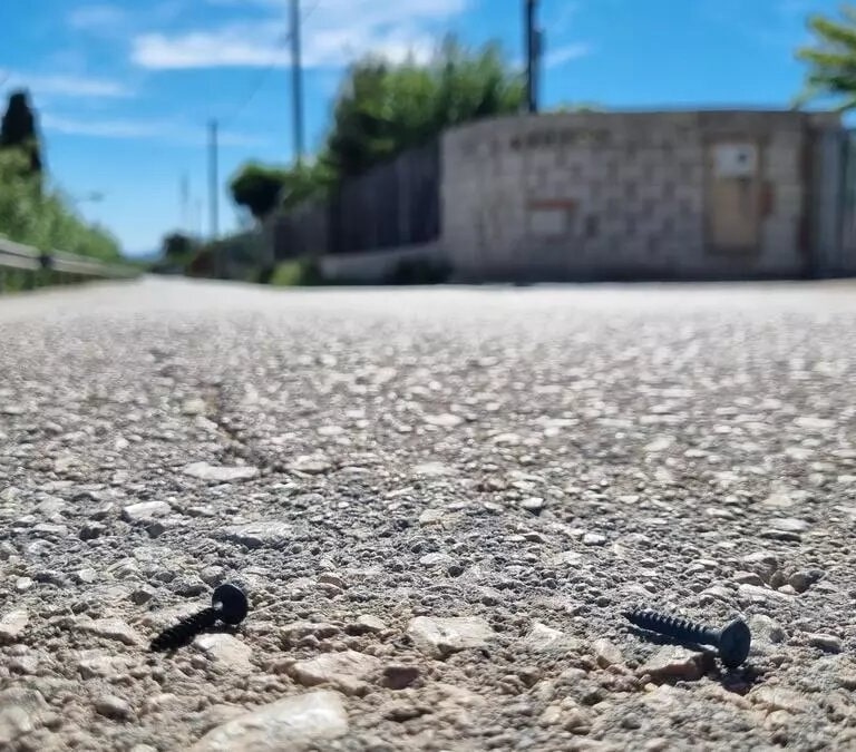 Clavos en la carretera, el nuevo problema en España