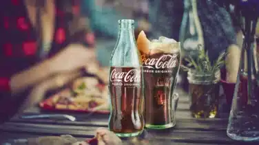 La botella de vidrio de Coca-Cola suma más bares y restaurantes: ya la usa casi un 90% de sus clientes de hostelería