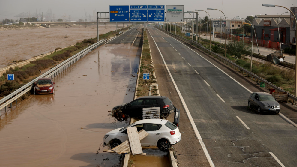  Vista general de la CV-30 cortada por las intensas lluvias.