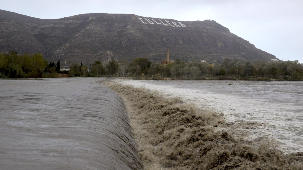 Vista general del río Júcar a su paso por Cullera (Valencia) que lleva un gran caudal debido a las lluvias torrenciales que afectan a la Comunitat Valenciana