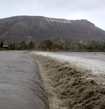 Vista general del río Júcar a su paso por Cullera (Valencia) que lleva un gran caudal debido a las lluvias torrenciales que afectan a la Comunitat Valenciana