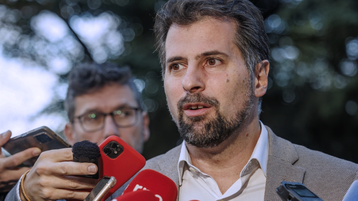 BURGOS, 16/10/2024.- Rueda de prensa del secretario general del PSOE de Castilla y León, Luis Tudanca, momentos antes de asistir a una asamblea con la militancia del PSOE de Burgos. EFE/Santi Otero