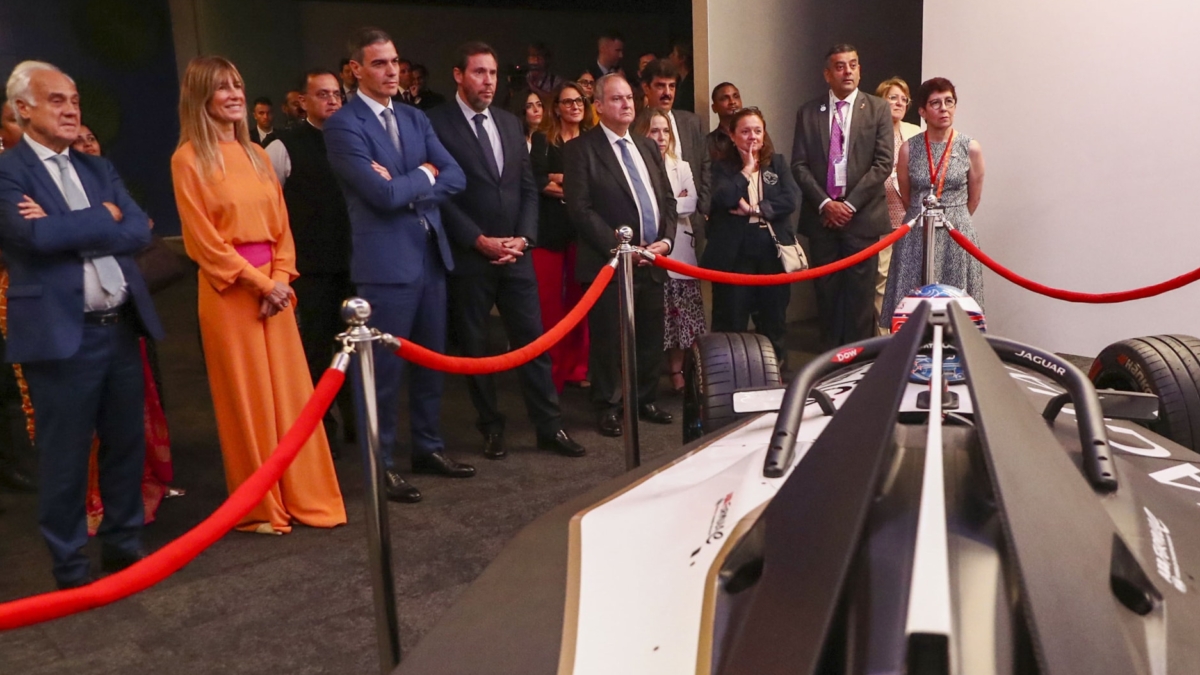 GRAF2848. BOMBAY (INDIA), 29/10/2024.- El presidente del Gobierno español, Pedro Sánchez (3i), junto a su esposa Begoña Gómez (2i), visita este martes, un centro tecnológico de la empresa Tata en Bombay (India). Sánchez consideró este martes que la oferta de Navantia para construir seis submarinos para la Armada india es la más competitiva, pero instó a esperar a la decisión final y afirmó que, en cualquier caso, esa empresa tiene oportunidades "presentes y futuras" en este país. EFE/ Fernando Calvo Pool Moncloa SOLO USO EDITORIAL SOLO DISPONIBLE PARA ILUSTRAR LA NOTICIA QUE ACOMPAÑA (CRÉDITO OBLIGATORIO)