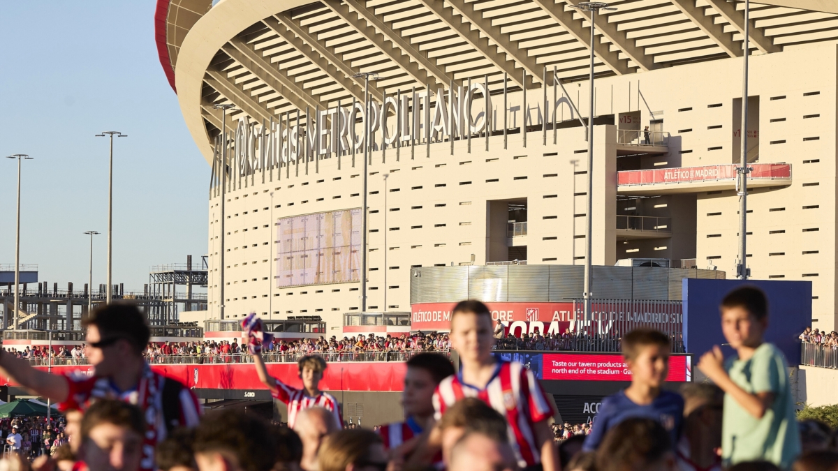 Decenas de aficionados en las inmediaciones del Estadio Cívitas Metropolitano