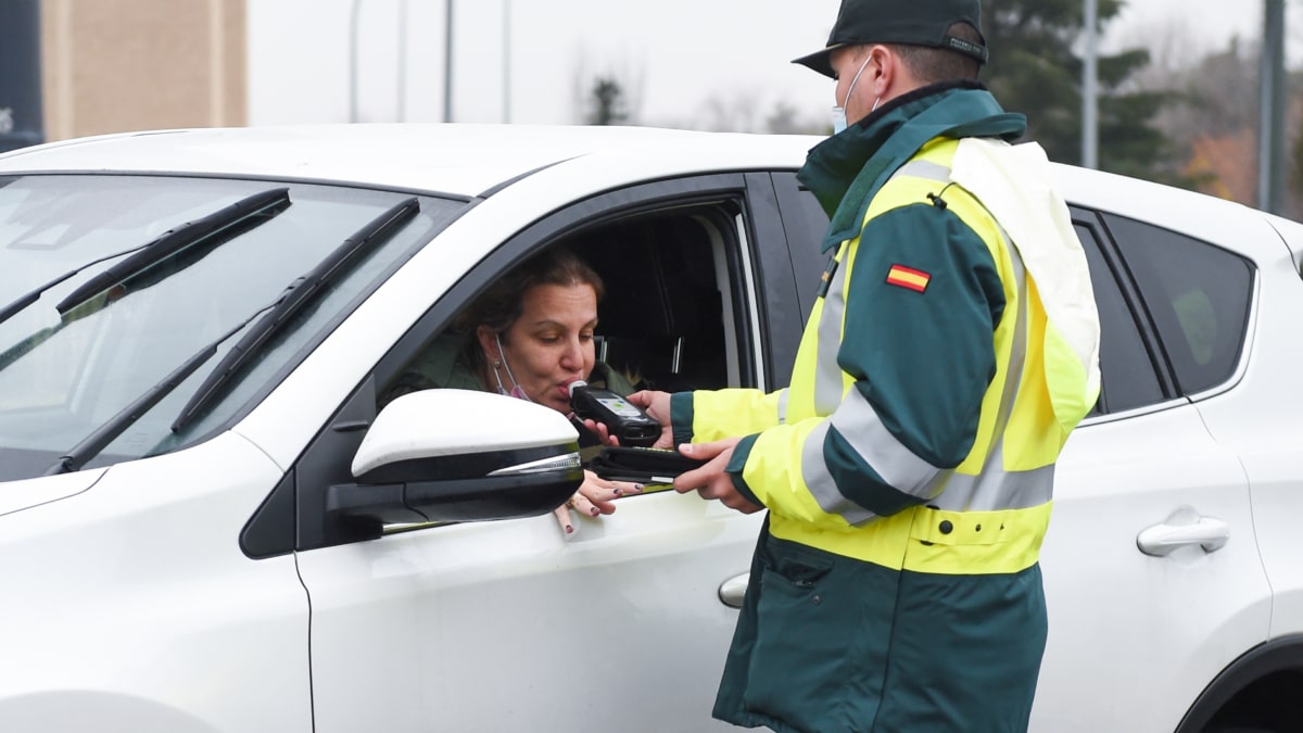 Dos agentes de la Guardia Civil realizan un control de alcohol y drogas a una mujer