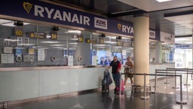 Facua advierte a Ryanair que es ilegal no emitir tarjetas de embarque en el aeropuerto