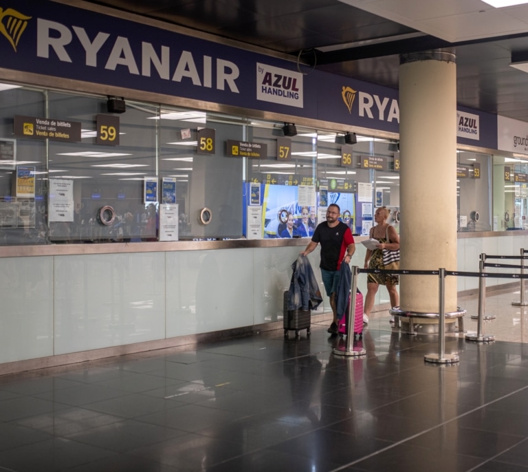 Facua advierte a Ryanair que es ilegal no emitir tarjetas de embarque en el aeropuerto