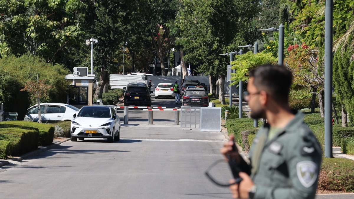 Policía israelí en el lugar del ataque de un dron disparado desde el Líbano, en Cesarea.