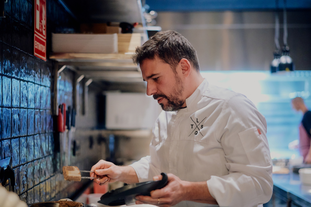 El chef Javi Estévez en su cocina de La Tasquería.