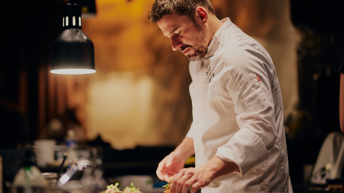 El chef Javi Estévez en su cocina de La Tasquería.