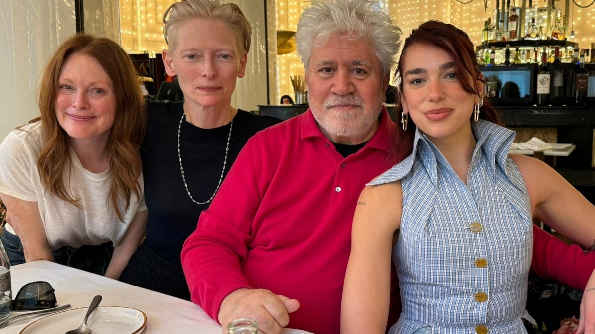 Dua Lipa posa con Almodóvar, Tilda Swinton y Julianne Moore disfrutan de una cena durante el rodaje de 'La habitación de al lado'.