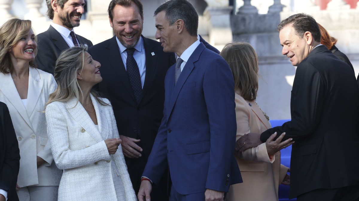 FARO (PORTUGAL), 23/10/2024.-El presidente del Gobierno de España, Pedro Sánchez (c), conversa con la vicepresidenta Yolanda Díaz y el ministro de Transporte Óscar Puente, durante la fotografía de familia durante la XXXV Cumbre Luso-Española, en la Ciudad Salón de Faro (Portugal).-EFE/ Lúis Forra