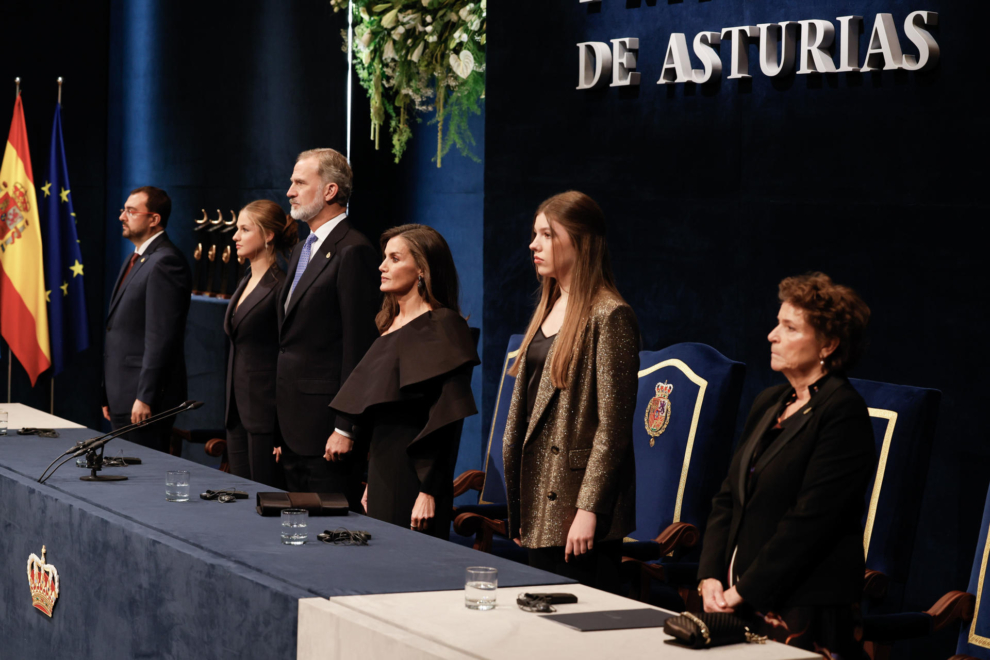 Los reyes Felipe y Letizia sentados en la mesa presidencial de los Premios Princesa de Asturias con sus hijas, Leonor y Sofía.