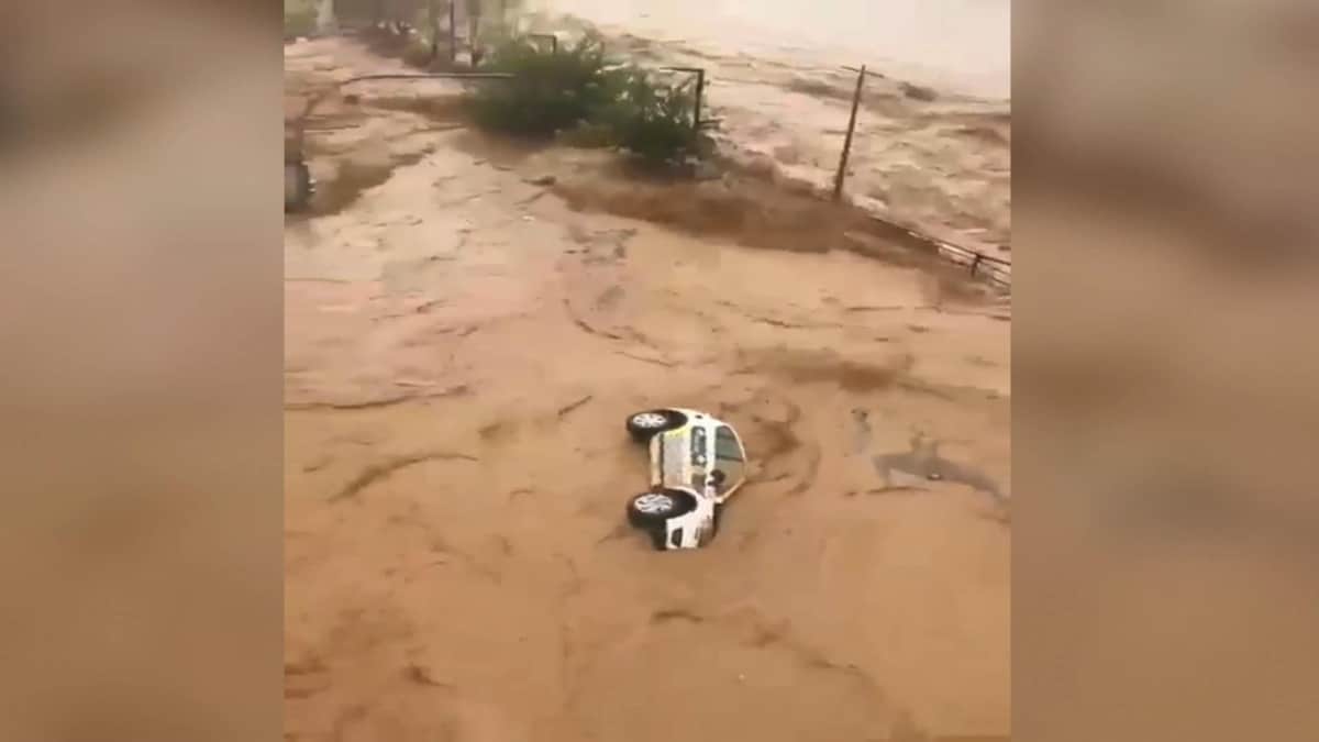 Captura de video que muestra el río Magro desbordado en Utiel y obliga a los bomberos a evacuar bajos y