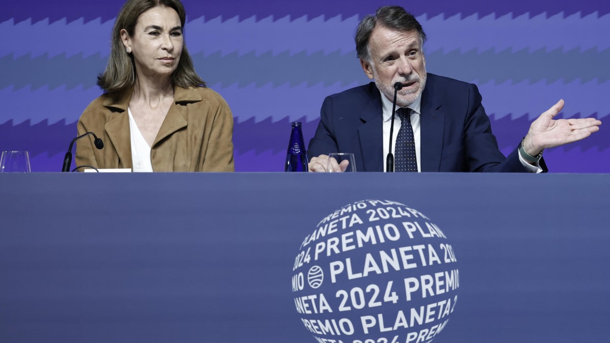 José Creuheras, y Carmen Posadas, durante la rueda de prensa de presentación del premio.