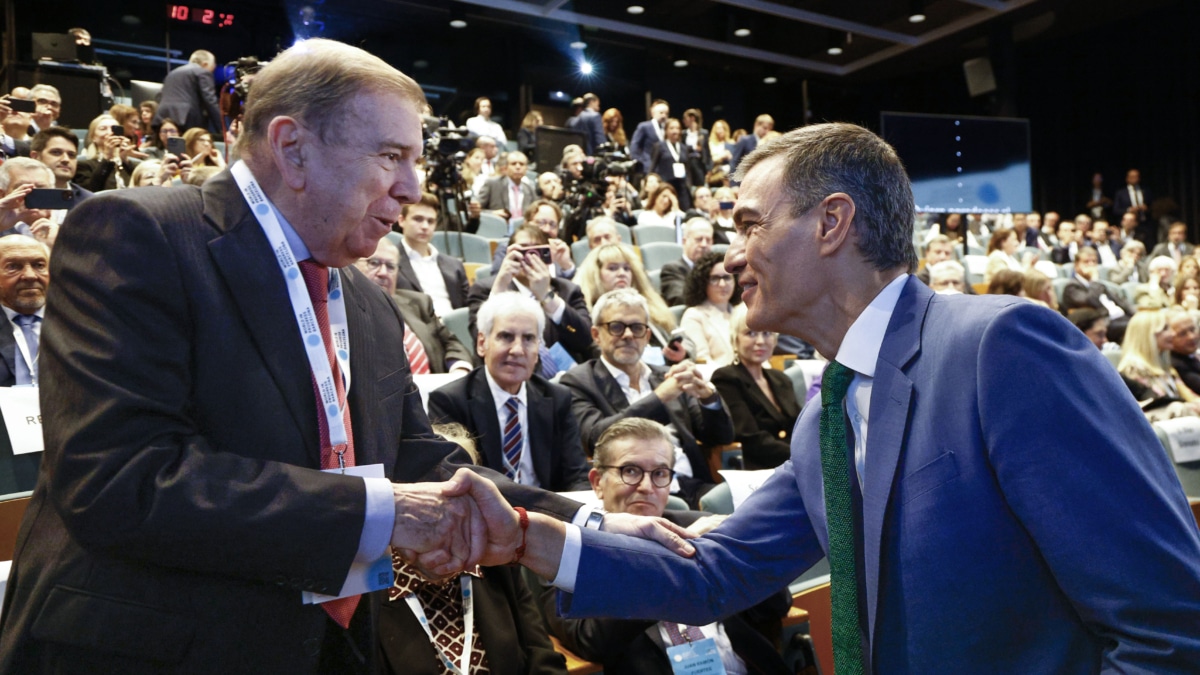 Edmundo González (i) y Pedro Sánchez en Barcelona