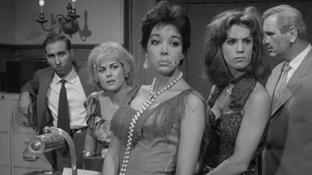 Elisa Montés, en el centro, con sus hermanas Emma Penella y Terele Pávez en 'La cuarta ventana' (1963).