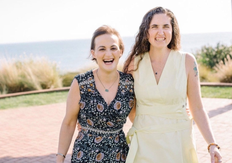 Elisabeth Finch y Jennifer Beyer en el día de su boda. 