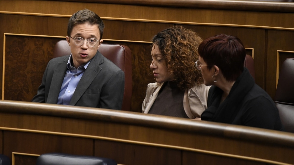 Íñigo Errejón en el escaño junto a las portavoces adjuntas Aina Vidal y Àgueda Mico