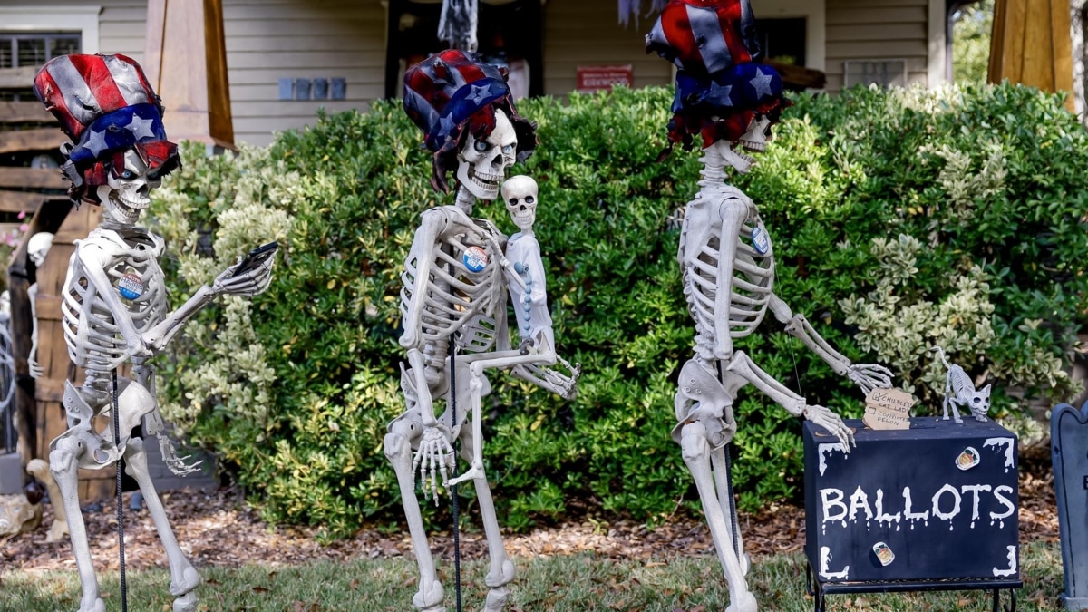 Esqueletos 'emiten' sus votos en una exhibición de Halloween en el vecindario Kirkwood de Atlanta, Georgia, EE.UU.