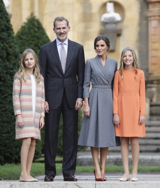 Los Reyes con la princesa Leonor y la infanta Sofía en los Jardines de los Reyes Católicos de la Catedral de Oviedo por los premios Princesa de 2019.