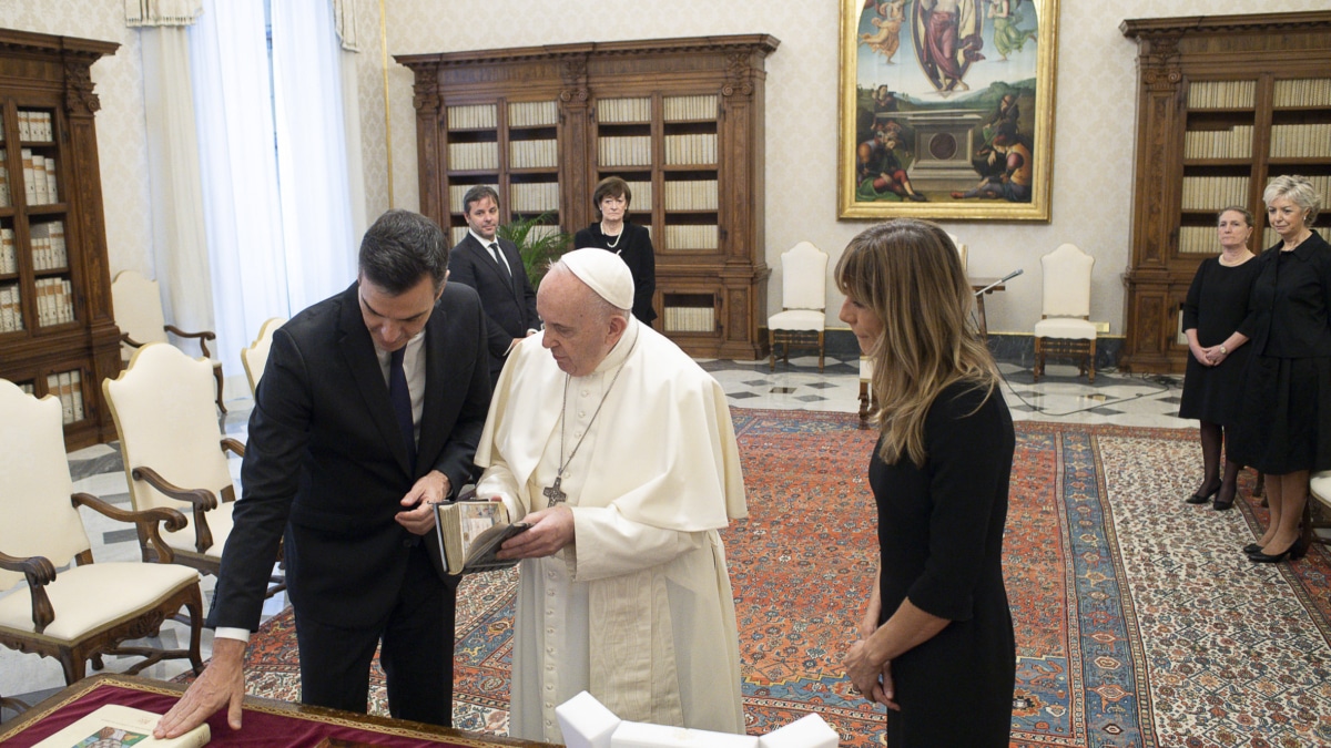 (Foto de ARCHIVO) El presidente del Gobierno, Pedro Sánchez (i), durante su reunión con el Papa Francisco, en el Vaticano, (Italia), a 24 de octubre de 2020. Este encuentro ha constituido el primero entre ambos mandatarios. POOL MONCLOA/FERNANDO CALVO CIUDAD DEL VATICANO;PEDRO SANCHEZ;ROMA 24/10/2020