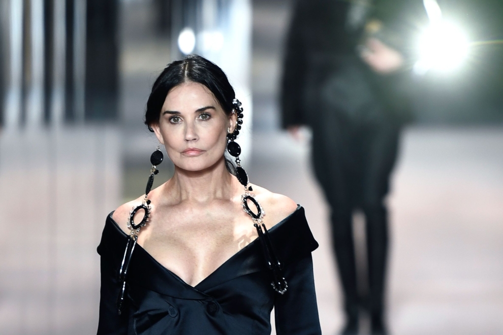 Demi Moore durante su comentada aparición en la pasarela de Fendi en 2021, donde lucía irreconocible. 