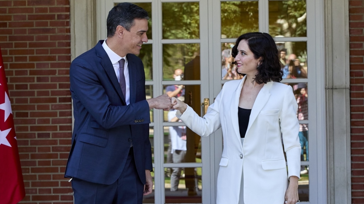 El presidente del Gobierno, Pedro Sánchez, y la presidenta de la Comunidad de Madrid, Isabel Díaz Ayuso, se saludan en 2021.