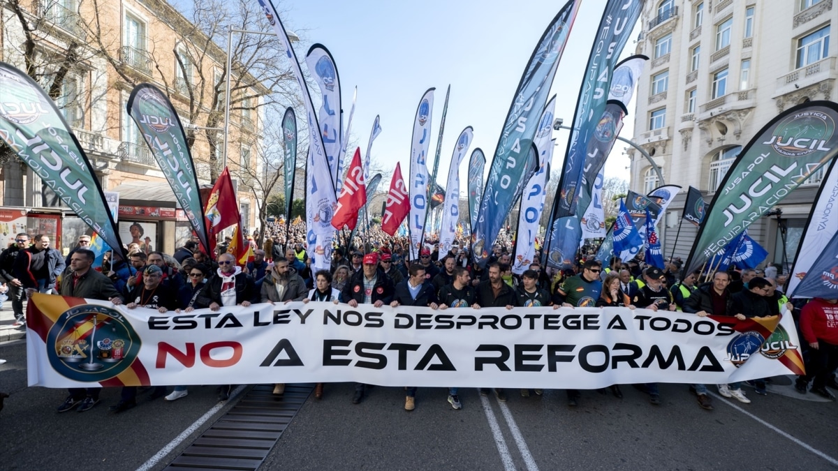 Policías y guardias civiles de Jusapol marchan hacia el Congreso en marzo de 2023 durante una manifestación contra la reforma de la 'ley mordaza'.