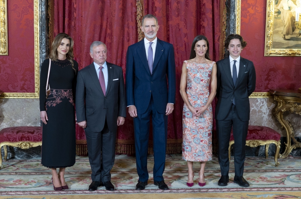 Abdalá II y Rania de Jordania, los soberanos del reino hachemita, junto a su hijo Hashem, en su visita de trabajo en España en junio de 2023.