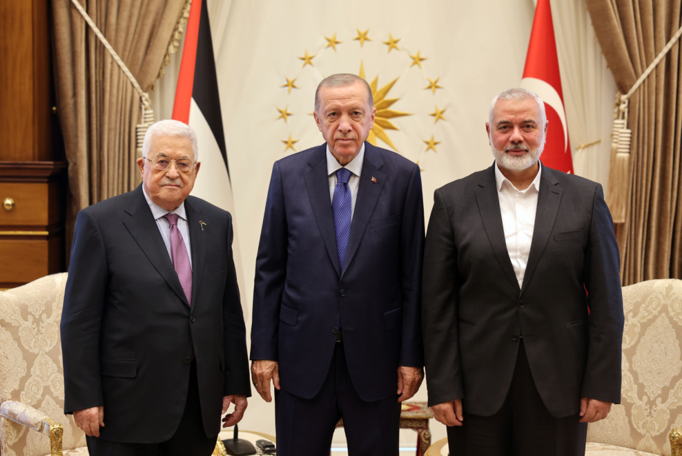 Recep Tayyip Erdogan se reúne con el presidente palestino Mahmud Abás y el líder político de Hamás Ismail Haniyeh, asesinado por Israel en Teherán el pasado julio, en Ankara en julio de 2023.