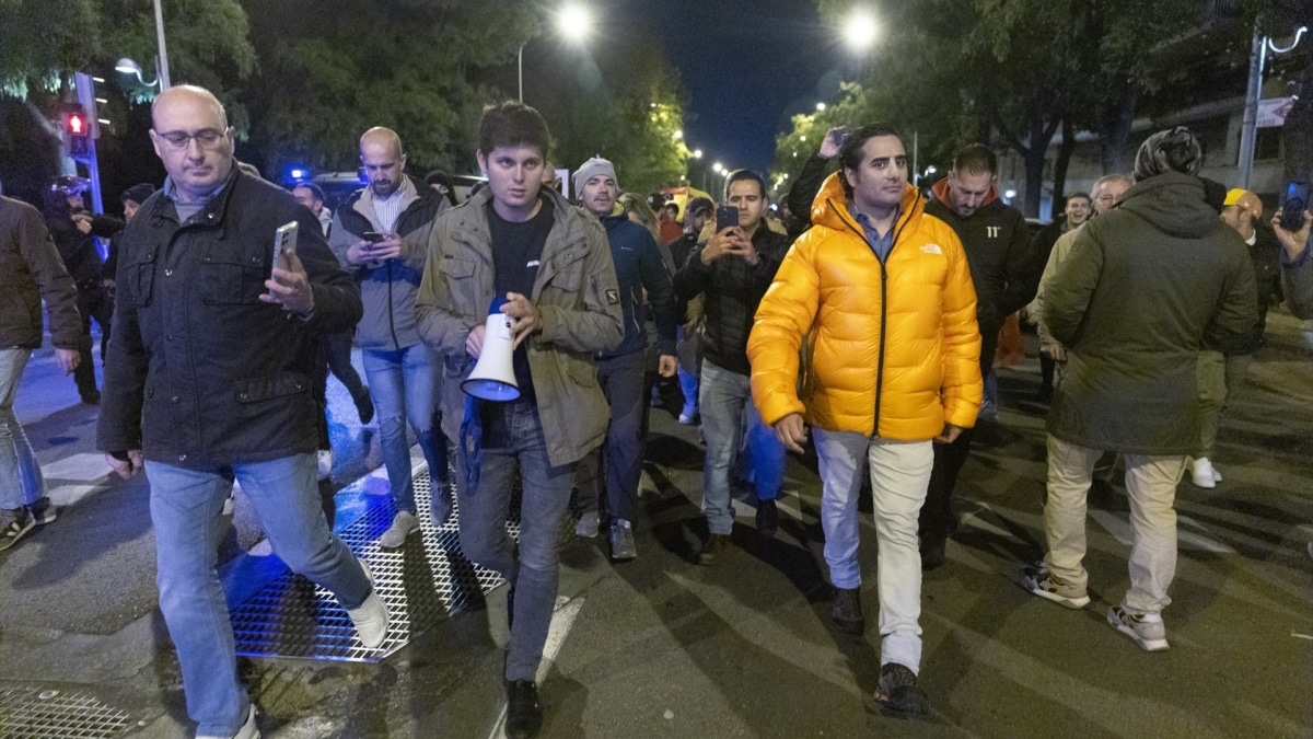 Alvise Pérez, durante una de las manifestaciones que tuvieron lugar en la sede del PSOE en Ferraz en 2023.